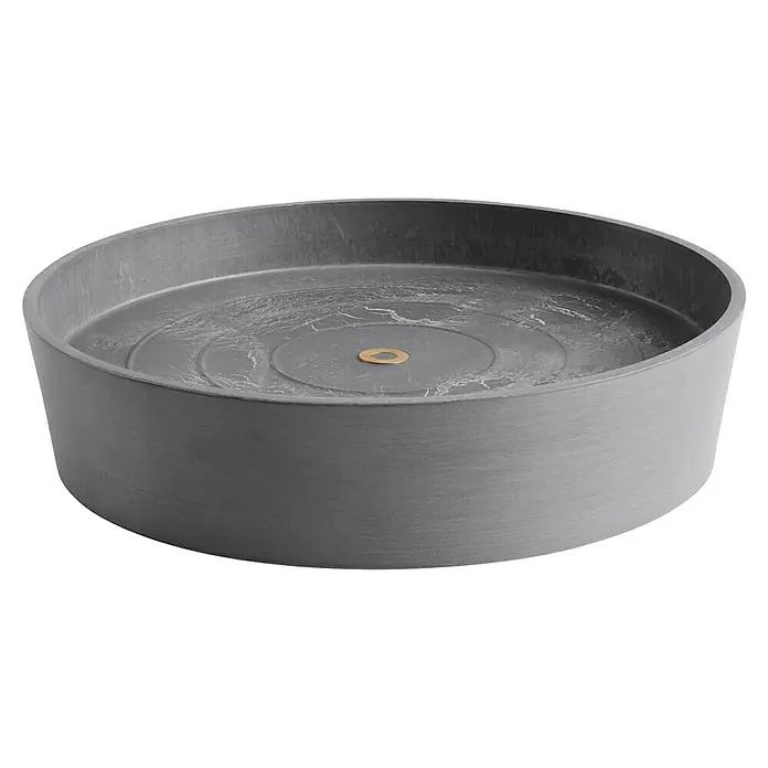 Ecopots Amsterdam Blumentopf-Untersetzer mit Rollen - Außenmaß (Ø x H): 34,1 x 9 cm, Kunststoff, Grau - Graue Spüle mit rundem Design und einer goldenen Unterlegscheibe in der Mitte, die einen modernen und eleganten Touch verleiht.