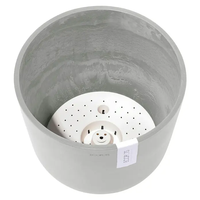 Ecopots Oslo Pflanztopf mit Wasserspeicher - Außenmaß (Ø x H): 25 x 21,4 cm, Kunststoff, Weißgrau - Nahaufnahme eines grauen ECOPOTS Blumentopfes mit weißem Einsatz. Für Innen- und Außenbereiche, robust und stilvoll.
