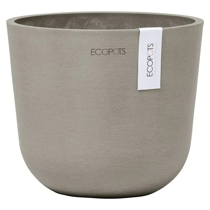 Ecopots Oslo Pflanztopf Mini - Außenmaß (Ø x H): 16 x 13 cm, Kunststoff, Braungrau - Nahaufnahme eines Ecopot Pflanzgefäßes in natürlicher Farbe mit einem Etikett, das die Marke zeigt.