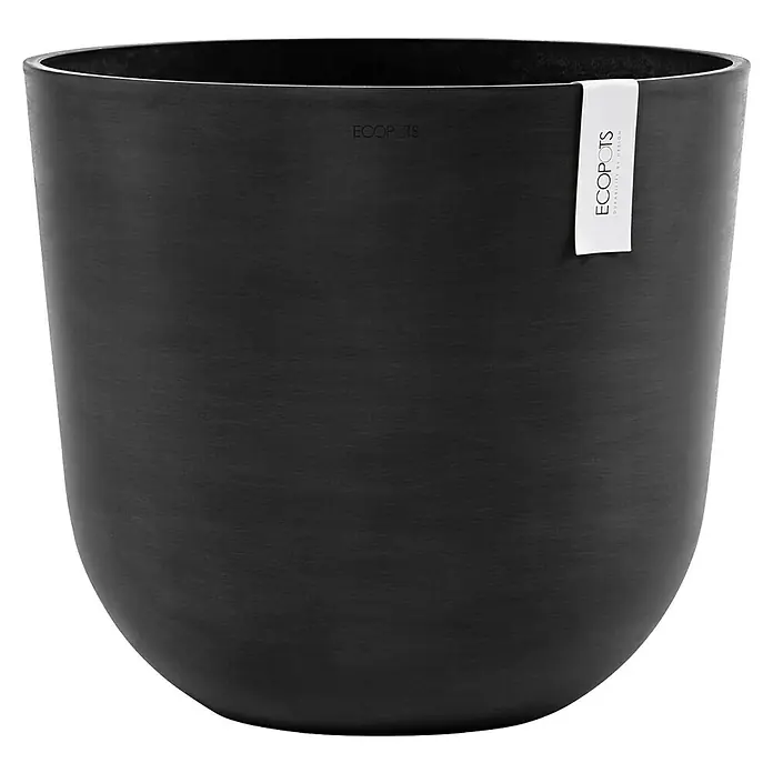 Ecopots Oslo Pflanztopf mit Wasserspeicher - Außenmaß (Ø x H): 45 x 39,4 cm, Kunststoff, Dunkelgrau - Nahaufnahme eines schwarzen Ecopots-Blumentopfs mit abgerundeter Form und einem weißen Etikett, das die Marke zeigt.