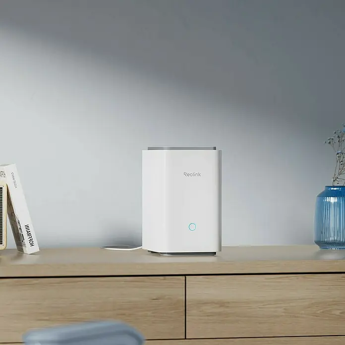 Reolink Steuerzentrale Home Hub P1 2TB Festplatte - Weiß, L x B x H: 13,3 x 18,5 x 22,2 cm - Reolink-Gerät: Eine elegante, weiße Reolink-Einheit steht auf einem Holzmöbelstück, perfekt für die moderne Heimüberwachung.