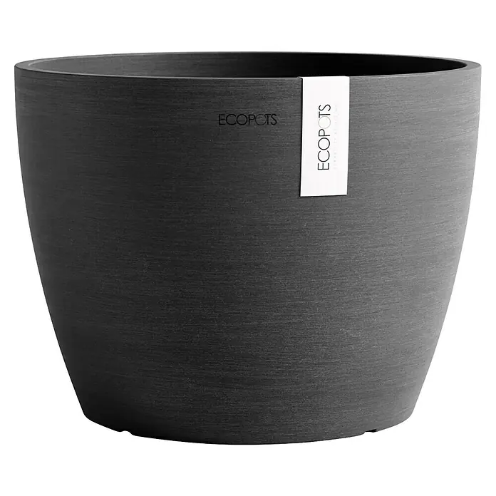Ecopots Pflanztopf Stockholm - Außenmaß (Ø x H): 31 x 23,5 cm, Kunststoff, Dunkelgrau - Grauer EcoPots-Blumentopf mit dezentem, horizontalem Texturmuster. Das Etikett ist am Topf befestigt und zeigt den Markennamen.