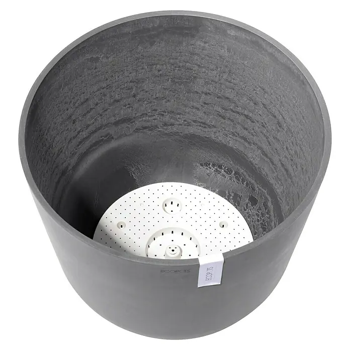 Ecopots Oslo Pflanztopf mit Wasserspeicher - Außenmaß (Ø x H): 55 x 48,5 cm, Kunststoff, Grau - Innenansicht eines runden, grauen Ecopots Blumentopfs mit weißem Einsatz. Die Textur des Topfes ist rau und natürlich.
