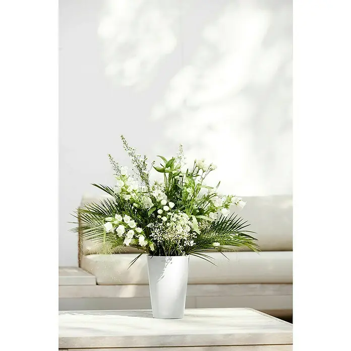 Ecopots Vase Pisa - Ø x H: 17,8 x 25,2 cm, Kunststoff, Weiß - Ein elegantes Bouquet weißer Blumen in einer schlichten, weißen Vase, das die Schönheit und Reinheit der Blüten hervorhebt.