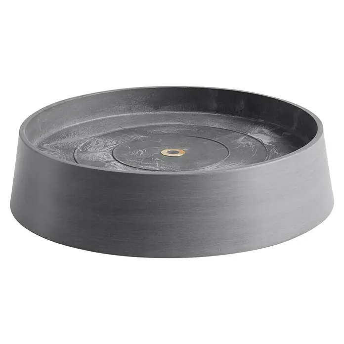 Ecopots Oslo Blumentopf-Untersetzer mit Rollen - Außenmaß (Ø x H): 32,2 x 8,5 cm, Kunststoff, Grau - Nahaufnahme einer modernen grauen Waschbeckenarmatur mit einem goldenen Detail.