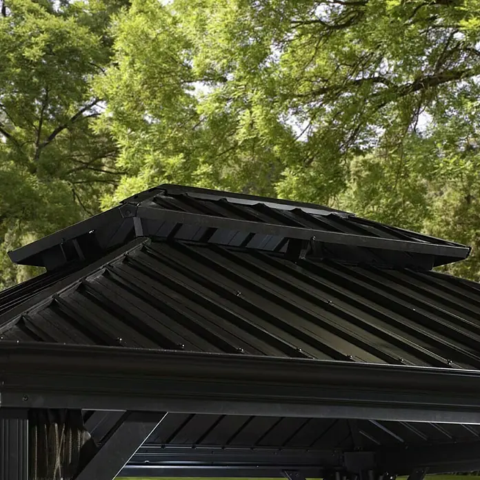 Sojag Standard-Pavillon Messina 12 x 20 - B x T: 598 x 363 cm, Farbe Gestell: Anthrazit, Aluminium - Nahaufnahme eines Pavillons mit schwarzem Metalldach, das eine elegante und robuste Konstruktion für den Außenbereich bietet.