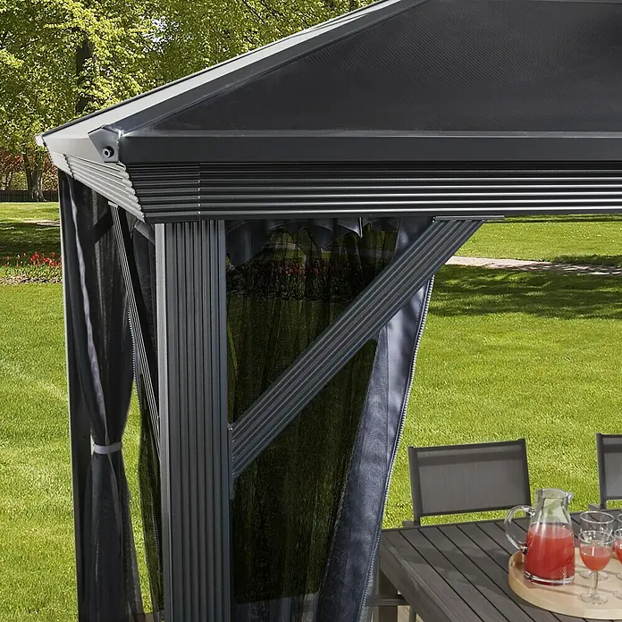 Sojag Standard-Pavillon Verona 10 x 10 - B x T: 298 x 298 cm, Farbe Gestell: Anthrazit, Aluminium - Nahaufnahme eines eleganten grauen Pavillons mit Vorhängen und Esstisch im Garten, der zum Entspannen einlädt.