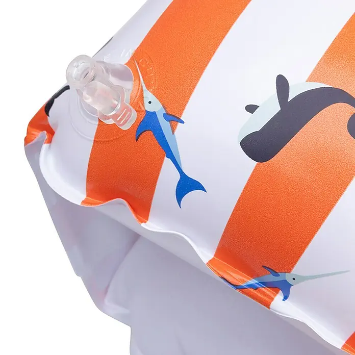 Swim Essentials Schwimmflügel - Ocean Stripes, Altersempfehlung: 2 Jahre - 6 Jahre - Nahaufnahme eines orange-weiß gestreiften Schwimmflügels mit Fischmotiven und transparentem Ventil.