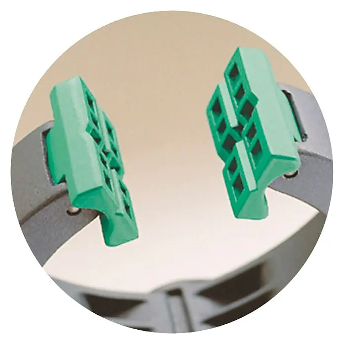 Wolfcraft Federzwinge FZ 60 - Spannweite: 60 mm, Ausladung: 60 mm - Nahaufnahme der modularen Halterung mit zwei grünen Klemmen, die für zusätzlichen Halt sorgen.