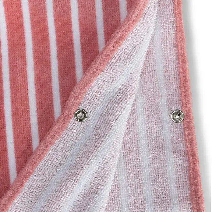 Swim Essentials Badeponcho - Baumwolle, Rot-Weiß - Nahaufnahme eines gestreiften, korallenroten und weißen Babyhandtuchs mit Druckknöpfen. Flauschig und sanft zur Haut.