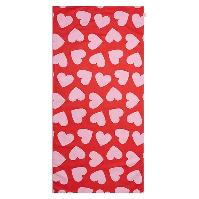 Swim Essentials Handtuch - 135 x 65 cm, Rot-Weiß - Rotes Strandtuch mit einem verspielten Muster aus zarten rosa Herzen, ideal für einen stilvollen Tag am Strand. Ein echter Hingucker!