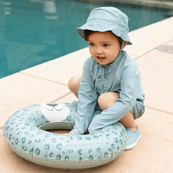 Swim Essentials Schwimmring - Durchmesser: 55 cm, Leopard - Ein entzückendes Kind mit Schwimmbekleidung und passendem Schwimmreifen der Marke Swim Essentials.