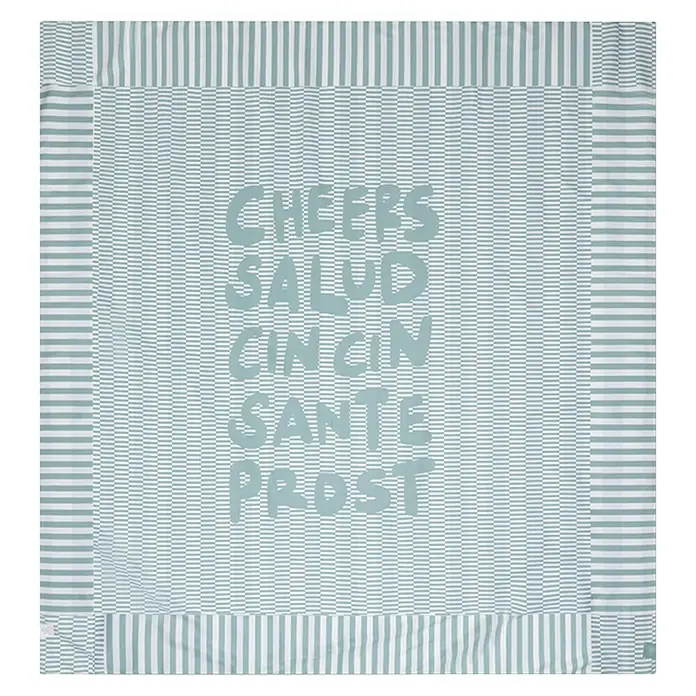 Swim Essentials Handtuch - 180 x 180 cm, Grün-Weiß - Ein quadratisches Geschirrtuch mit blau-weißen Streifen und den Aufschriften "Cheers, Salud, Cin Cin, Santé, Prost" in verschiedenen Sprachen.