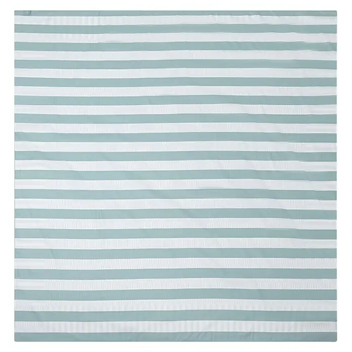 Swim Essentials Handtuch - 180 x 180 cm, Grün-Weiß - Das Bild zeigt eine gestreifte Bettwäsche in Weiß und einem sanften Blauton, ideal für ein beruhigendes Schlafzimmerambiente.