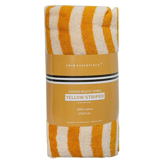 Swim Essentials Badeponcho - Baumwolle, Gelb-Weiß - Ein gelb-gestreiftes Kapuzenbadetuch aus 100 % Baumwolle, verpackt mit einer Banderole mit der Aufschrift "Swim Essentials".