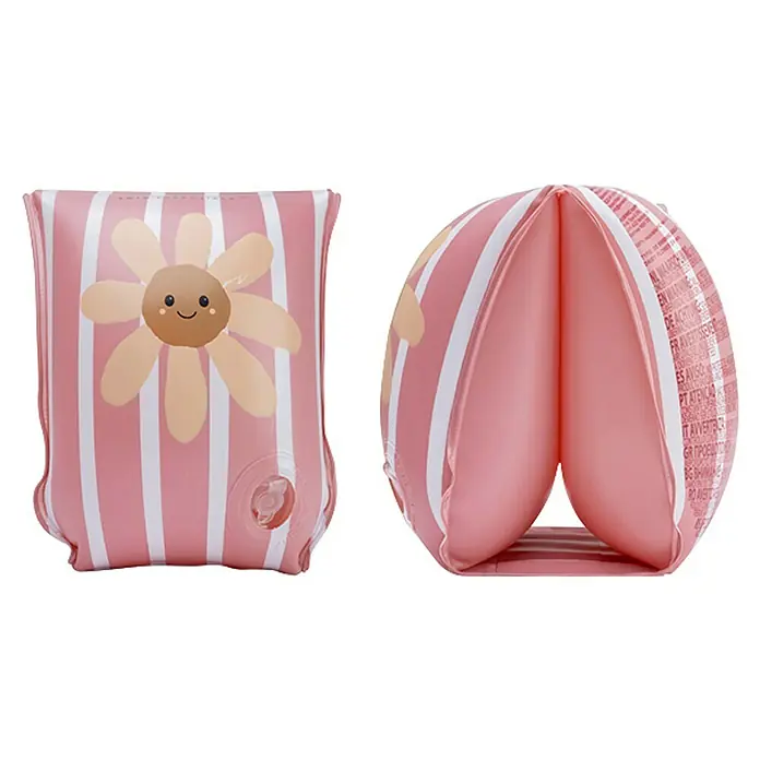 Swim Essentials Schwimmflügel - Daisy Flower, Altersempfehlung: 2 Jahre - 6 Jahre - Nahaufnahme eines rosa-weiß gestreiften Schwimmflügels mit einer lächelnden Sonnenblume, ideal für sicheren Spaß im Wasser.