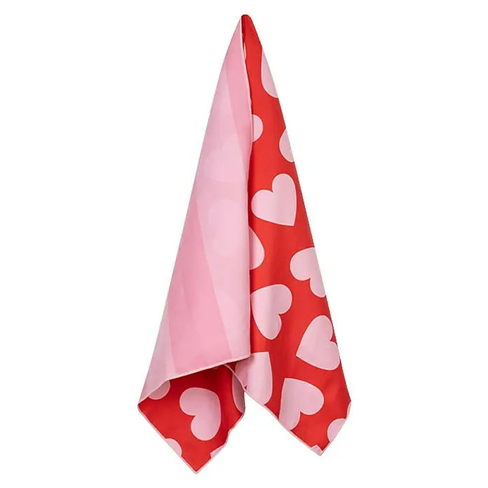 Swim Essentials Handtuch - 135 x 65 cm, Rot-Weiß - Ein Valentinstag-Strandtuch mit Herzen auf rotem Grund und Streifen auf rosa Grund für ein romantisches Ambiente am Strand.