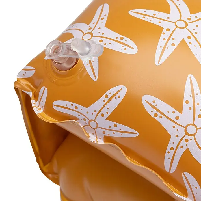 Swim Essentials Schwimmflügel - Seestern, Altersempfehlung: 0 Jahre - 2 Jahre - Nahaufnahme eines gelben Schwimmflügels mit Seesternmuster und transparentem Ventil.