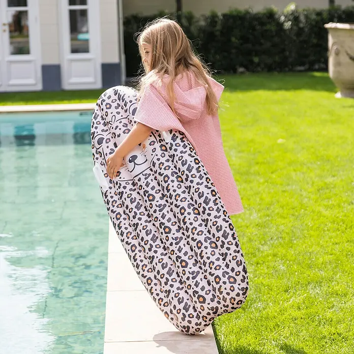 Swim Essentials Luftmatratze Surfboard - Länge: 120 cm, Motiv: Safari - Mädchen am Pool mit einer aufblasbaren Luftmatratze mit Leopardenmuster und einem aufgedruckten Katzenkopf.
