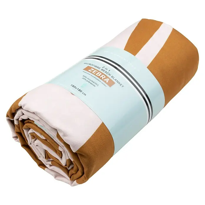 Swim Essentials Handtuch - 180 x 180 cm, Orange-Weiß - Eine zusammengerollte 2-in-1 Zebra Mikrofaser-Stranddecke mit braunen und weißen Streifen und einer Banderole mit Produktinformationen.