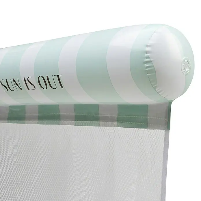 Swim Essentials Luftmatratze Wasserhängematte - Grün-Weiß, L x B: 116 x 78 cm - Nahaufnahme eines gestreiften Sonnenschutzrollos mit der Aufschrift "Sun is out", das an einem Kinderbett befestigt ist.