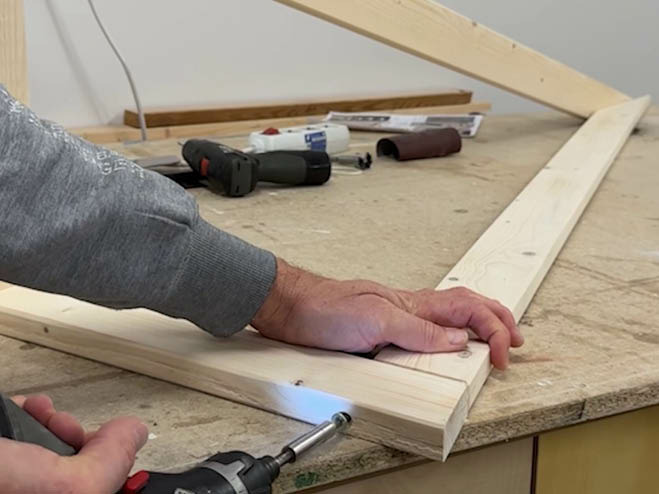 Die Holzleisten werden zusammengeschraubt