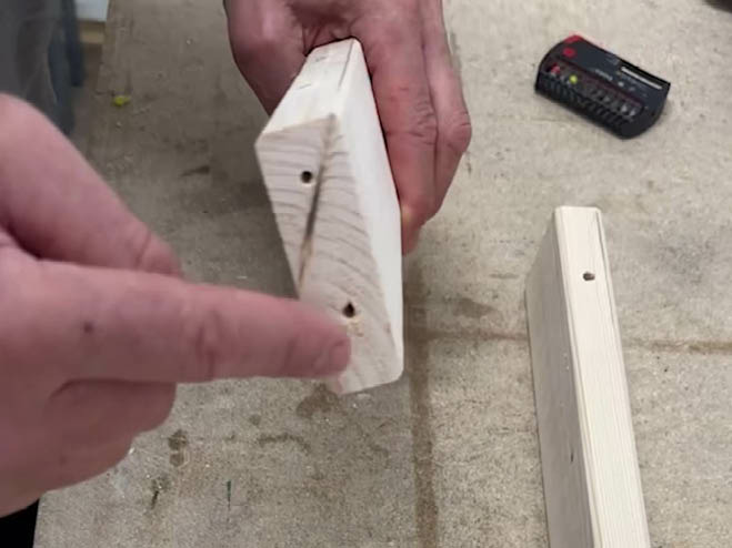 Holz wurde zugeschnitten und Löcher in die Seiten gebohrt
