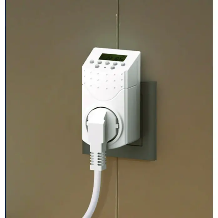 UniTEC Wochen-Zeitschaltuhr - Weiß, Digital - Eine Zeitschaltuhr mit digitaler Anzeige ist in eine Steckdose gesteckt, um die Stromzufuhr zu steuern.