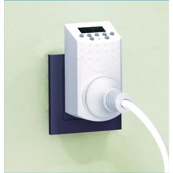 UniTEC Wochen-Zeitschaltuhr - Weiß, Digital - Weißer digitaler Zeitschaltuhr-Stecker mit Kabel an einer Steckdose. Für die Steuerung von Elektrogeräten und zur Energieeinsparung.