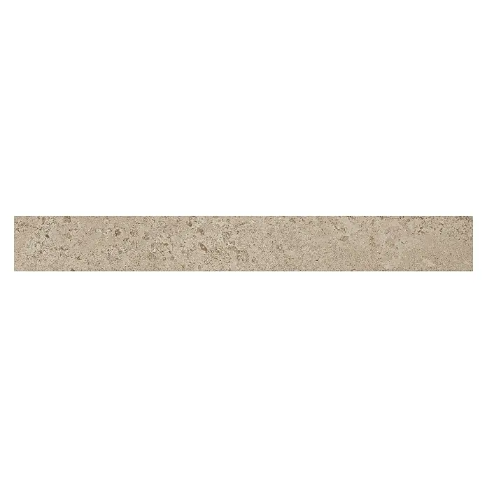 Atlas Concorde Solution Sockelfliese Lunastone - 7,2 x 60 cm, Ash, Matt - Nahaufnahme einer beigefarbenen Travertinfliese mit unregelmäßiger Textur und natürlichen Farbunterschieden. Perfekt für elegante Innenräume.