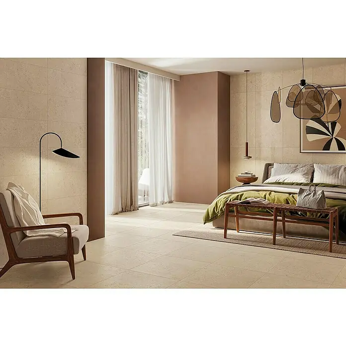 Atlas Concorde Solution Feinsteinzeugfliese Lunastone - 60 x 120 cm, Sand, Matt - Elegantes Schlafzimmer mit beigen Fliesen, Akzentwand in Rosa, Design-Lampe und Sessel. Die beigen Fliesen verleihen dem Raum eine warme und einladende Atmosphäre.
