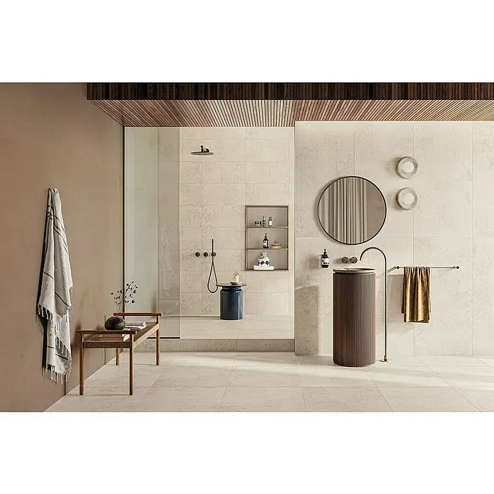 Atlas Concorde Solution Feinsteinzeugfliese Lunastone - 60 x 60 cm, Ivory, Matt - Modernes Badezimmerdesign mit einem freistehenden Waschbecken in geriffelter Optik und passendem runden Spiegel für ein elegantes Ambiente.