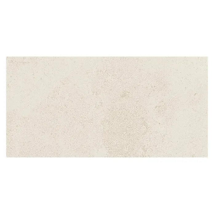 Atlas Concorde Solution Feinsteinzeugfliese Lunastone - 30 x 60 cm, Ivory, Matt - Nahaufnahme einer beigen Marmorfliese mit einer unregelmäßigen, leicht porösen Textur für den Innen- und Außenbereich.