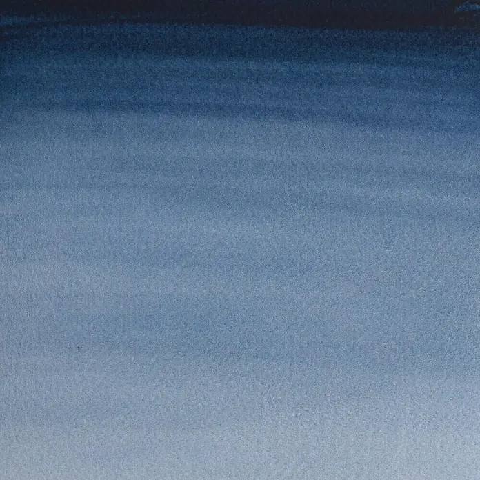 Winsor & Newton Cotman Aquarellfarbe - Indigo, Topf - Abstraktes Aquarellbild mit Farbverlauf von dunklem Marineblau zu hellem Blauton. Ein sanfter, beruhigender Hintergrund für kreative Projekte.