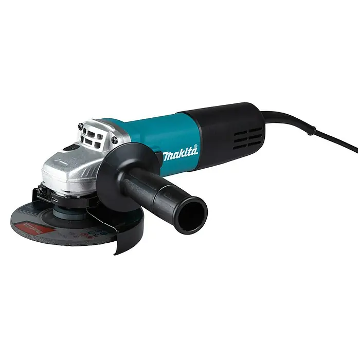 Makita Elektro-Winkelschleifer 9558HNRZ - 840 W, Leerlaufdrehzahl: 11.000 U/min - Bild einer blauen Makita-Flex, die für Schleifarbeiten verwendet wird, mit einem Schleifaufsatz und einem schwarzen Griff.