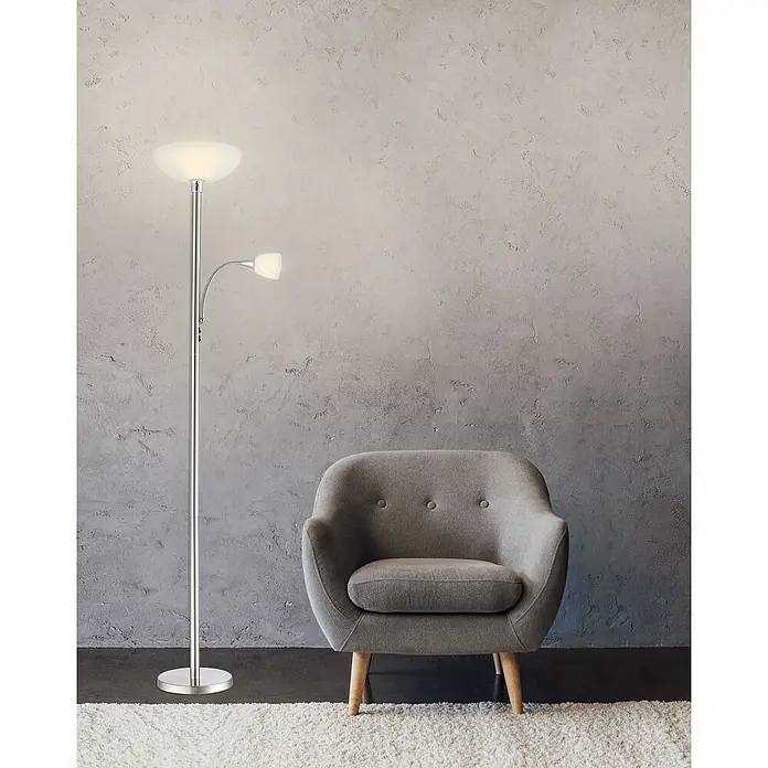 Globo LED-Stehleuchte Blade - 8,8 W, Silber, Warmweiß, Ø x H: 30 x 178 cm - Elegante Stehlampe mit Leselampe neben einem grauen Sessel vor einer grauen Wand. Zeitloses Design für Ihr Zuhause.