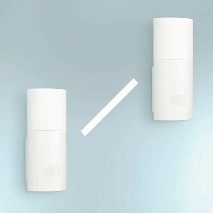 Steinel LED-Sensor-Außenwandleuchte L 910 S anthrazit - 9,8 W, L x B x H: 8 x 8,5 x 23,5 cm, Anthrazit, Weiß, Warmweiß - Nahaufnahme von zwei weißen, zylindrischen Lufterfrischern an einer hellblauen Wand.