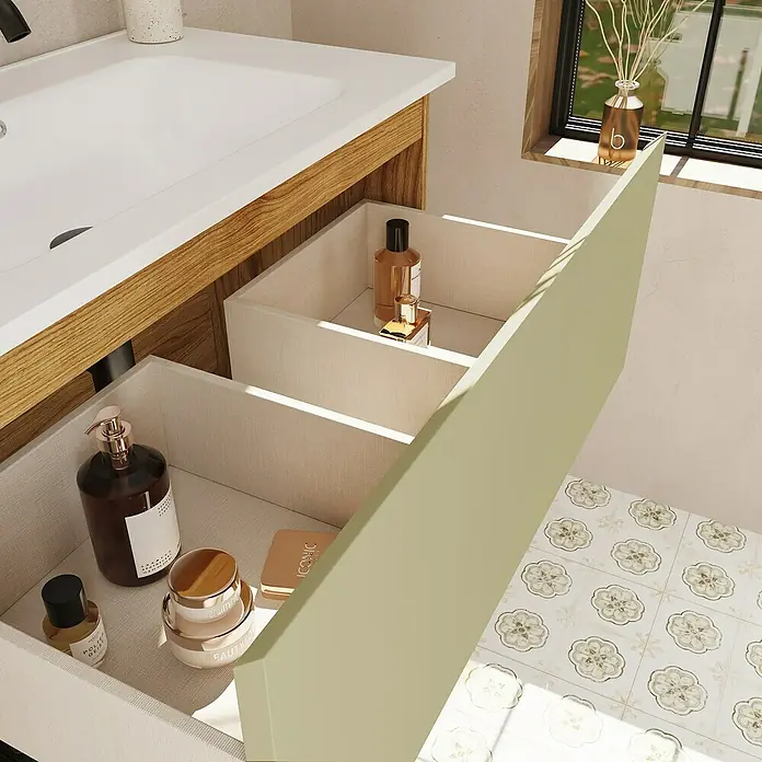 Mueble bajo de lavabo Open - An x Pr x Al: 90 x 43 x 64 cm, Verde - Una vista dentro de un mueble de baño con productos cosméticos en los cajones, incluyendo lociones y perfumes, en tonos suaves.