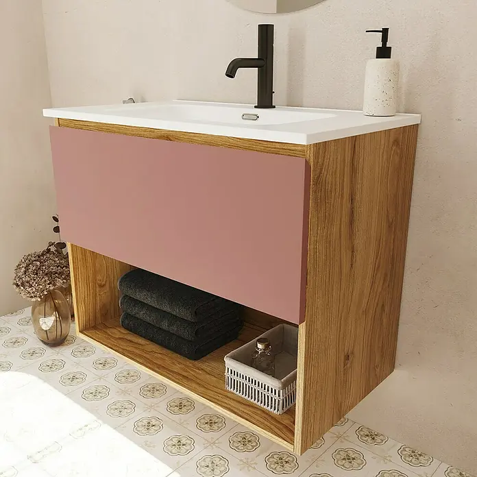 Mueble bajo de lavabo Open - An x Pr x Al: 80 x 43 x 64 cm, Rosa - Elegante lavabo de baño con acabado de veta de madera y un cajón rosa suave, completado con accesorios de baño elegantes y toallas oscuras.
