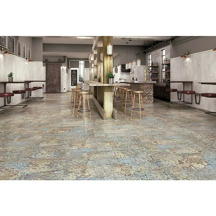 Feinsteinzeugfliese Carpet Natural - 100 x 100 cm, Vestige, Matt - Innenaufnahme eines Restaurants mit Tischen, Stühlen und gemustertem Boden.