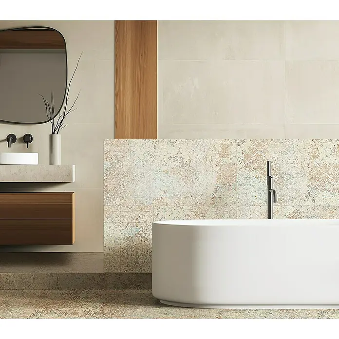 Feinsteinzeugfliese Carpet Natural - 50 x 100 cm, Sand, Matt - Elegantes Badezimmer mit freistehender Badewanne, Waschtisch mit Holzunterschrank und großem Spiegel. Moderne Badgestaltung mit stilvollen Armaturen.
