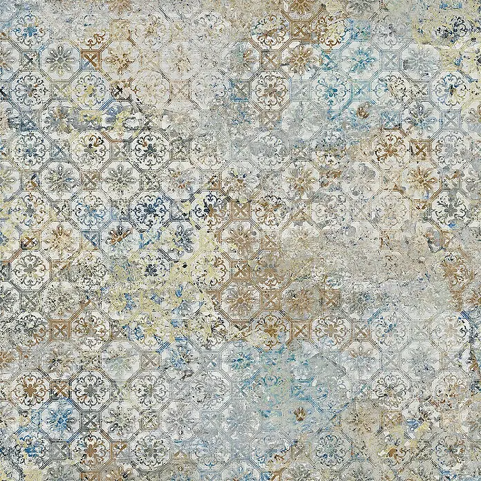 Feinsteinzeugfliese Carpet Natural - 100 x 100 cm, Vestige, Matt - Abgenutztes, quadratisches Fliesenmuster mit floralen Elementen in Blau-, Braun- und Gelbtönen für ein Vintage-Flair.