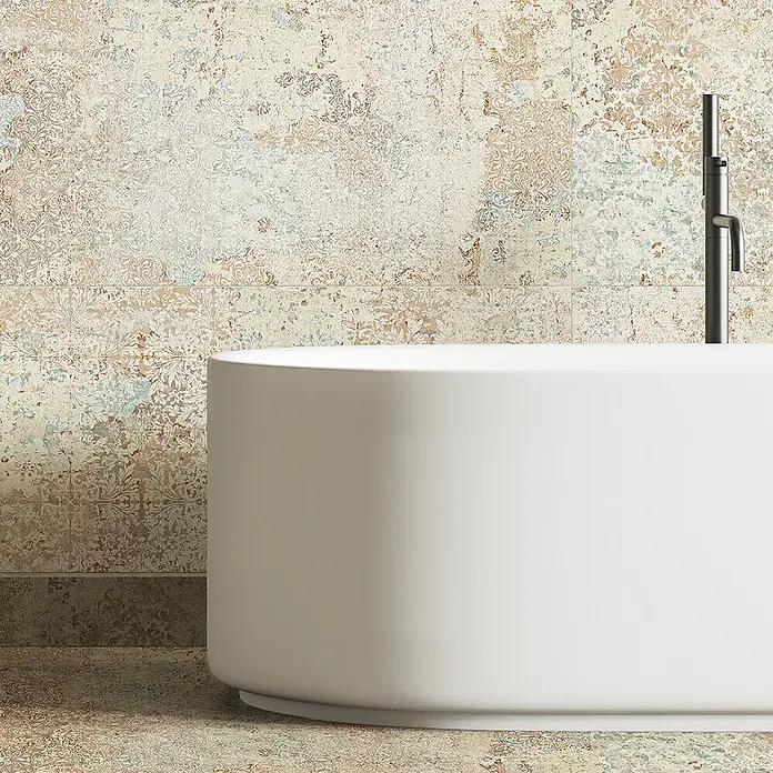 Feinsteinzeugfliese Carpet Natural - 50 x 100 cm, Sand, Matt - Freistehende Badewanne in einem Badezimmer mit verzierten Fliesen, die eine entspannende Atmosphäre schaffen.