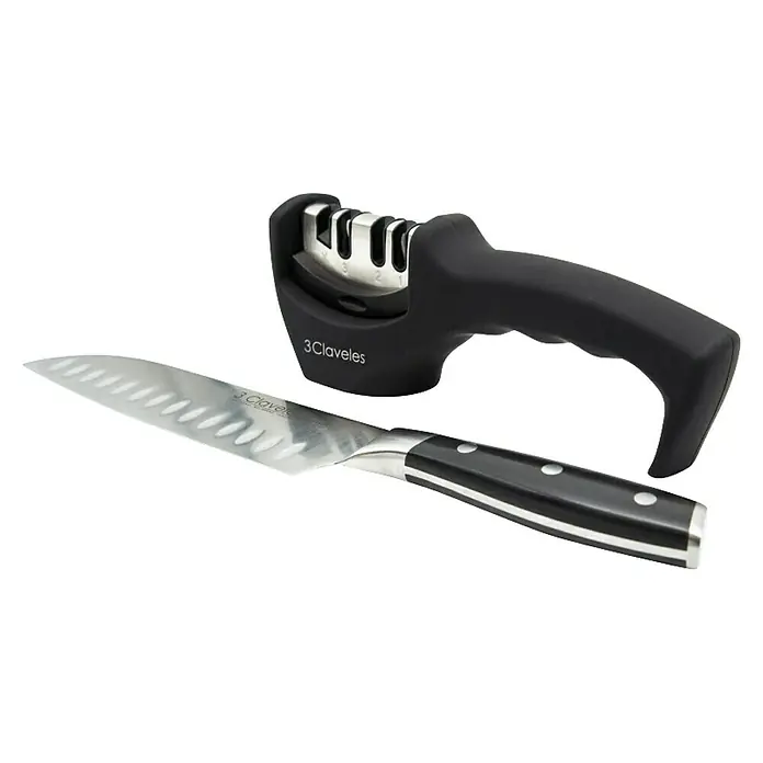 3 Claveles Afilador de cuchillos - Negro, Específico para: Cuchillos y tijeras - Primer plano de un afilador de cuchillos 3 Claveles y un cuchillo para verduras.