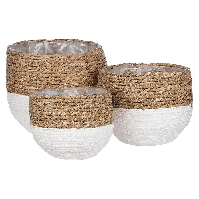 Maceta con interior de plástico Jorck - Dimensiones externas (Ø x Al): 18 x 15 cm, Materiales naturales, Blanco/Natural - Un conjunto de tres maceteros decorativos, hechos a mano con fibras naturales y una base moderna encalada.