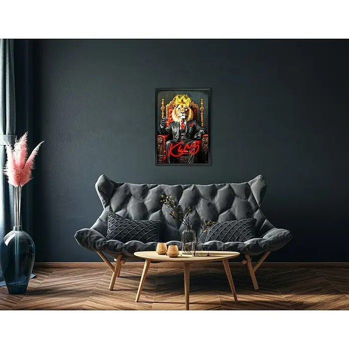 ProArt Bild LED-Neon Art - Lion King, B x H: 50 x 70 cm - Ein stilvolles Interieur mit einem auffälligen Leinwandbild eines Löwen als König, das dem Raum eine einzigartige Note verleiht.