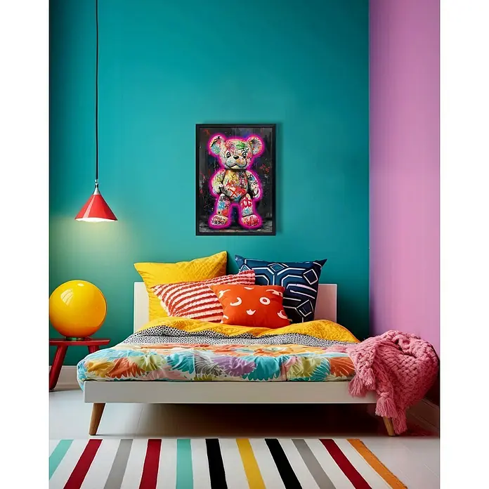 ProArt Bild LED-Neon Art - Graffiti Teddybär, B x H: 50 x 70 cm - Farbfoto eines Schlafzimmers mit einem bunten Bett, einem Gemälde und farbenfrohen Akzenten.