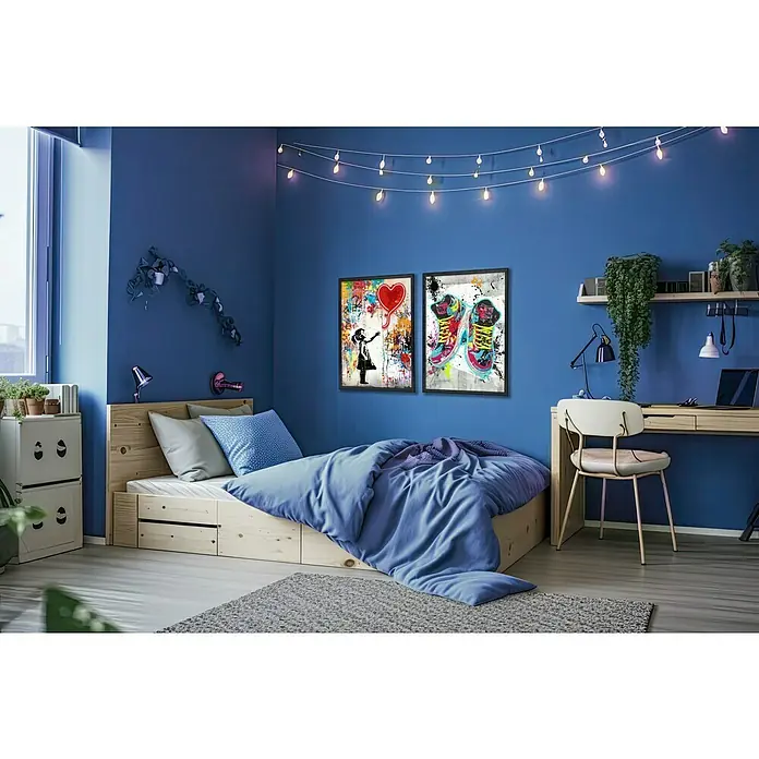 ProArt Bild LED-Neon Art - Little Girl, B x H: 50 x 70 cm - Schlafzimmer mit einem Holzbett, blauer Bettwäsche und zwei gerahmten Kunstwerken an der blauen Wand, die eine gemütliche Atmosphäre schaffen.