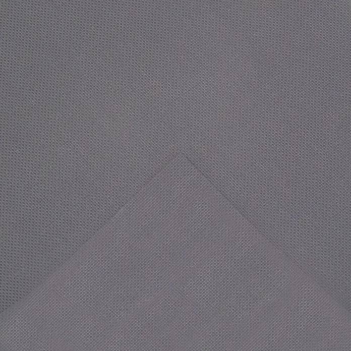 Ubbink Kautschuk-Teichfolie AquaFlexiLiner - Stärke: 0,6 mm, L x B: 5 x 3,37 m - Detailaufnahme eines grauen Stoffes mit feiner, wabenartiger Textur, der sich leicht überlappt und seine Beschaffenheit hervorhebt.