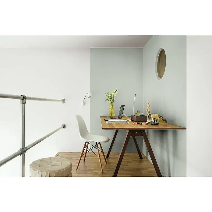 Bruguer Elegance Pintura para paredes - Verde salvia, Mate, 4 l - Espacio de trabajo luminoso con escritorio de madera, silla blanca y taburete moderno. Ideal para un trabajo creativo y con estilo.